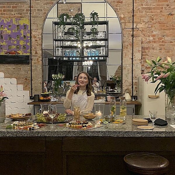 Warsztaty malowania przy winie – doskonała forma integracji dla&nbsp;firm